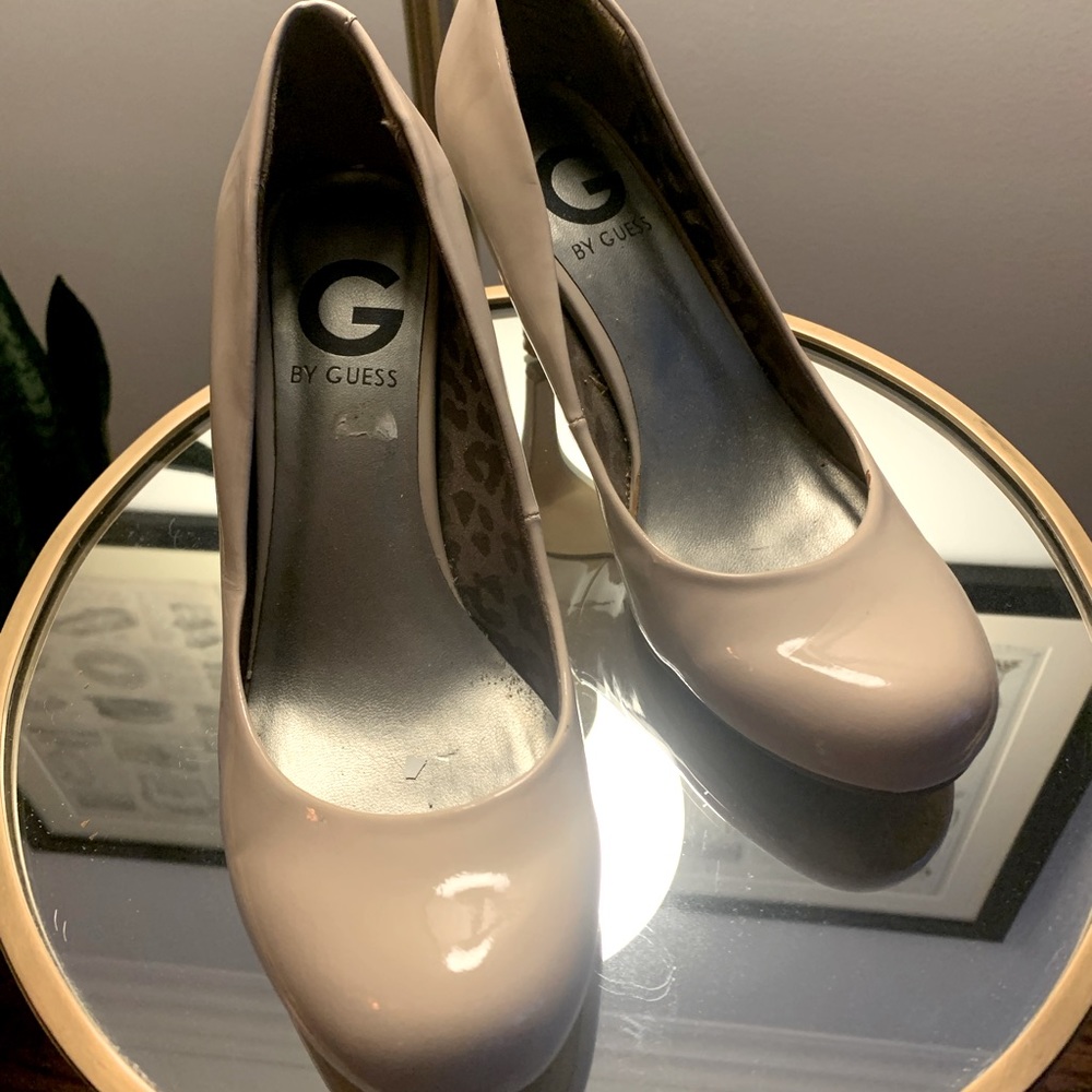 NEUTRAL PATENT LEATHER GUESS HEELS